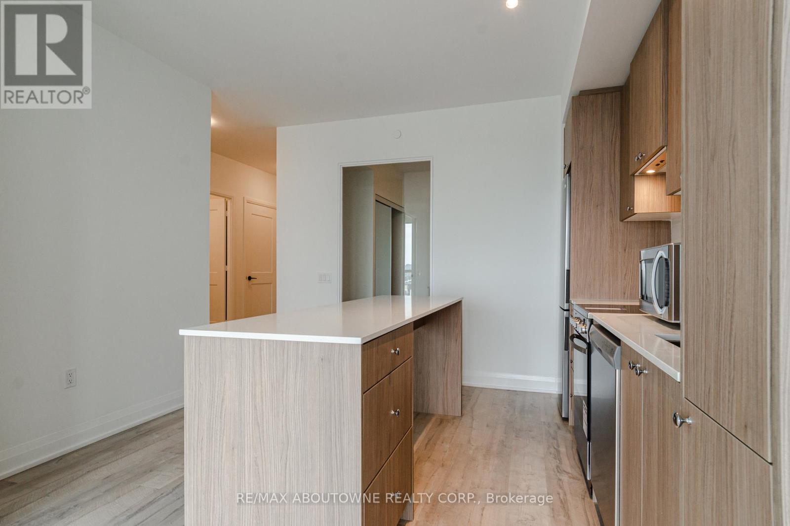 #814 50 GEORGE BUTCHART DRIVE - 11