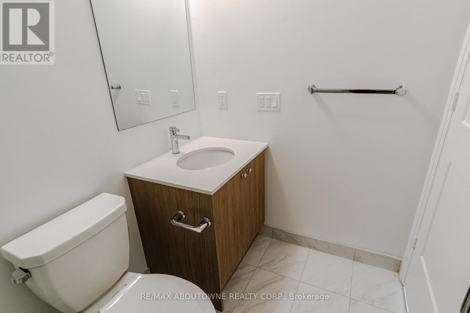 #814 50 GEORGE BUTCHART DRIVE - 19
