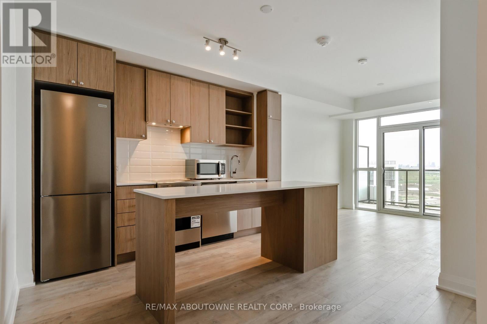 #814 50 GEORGE BUTCHART DRIVE - 6