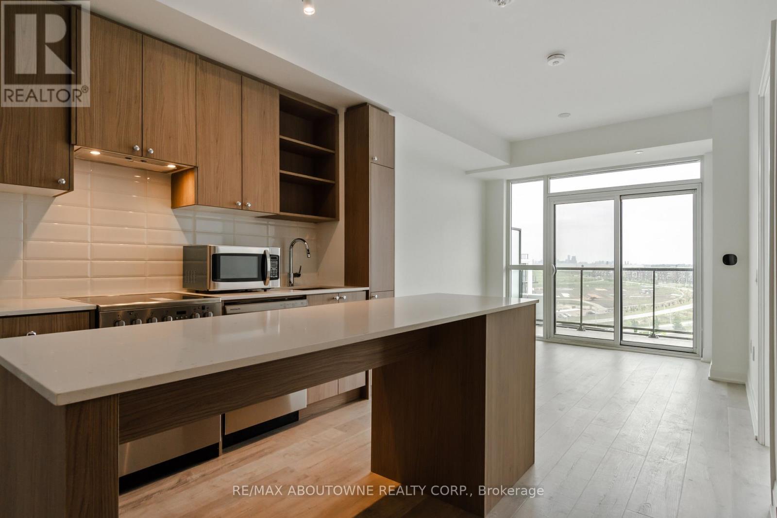 #814 50 GEORGE BUTCHART DRIVE - 7