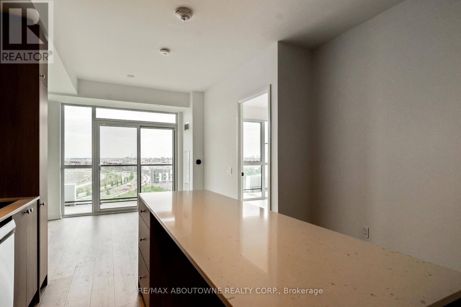 #814 50 GEORGE BUTCHART DRIVE - 9
