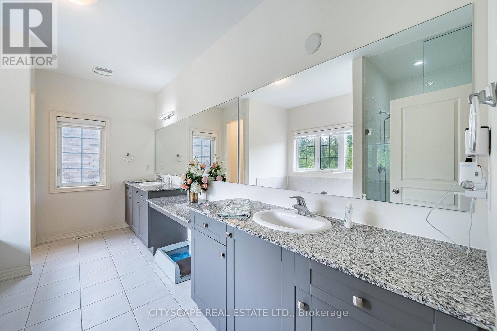 54 EZRA CRESCENT - 22