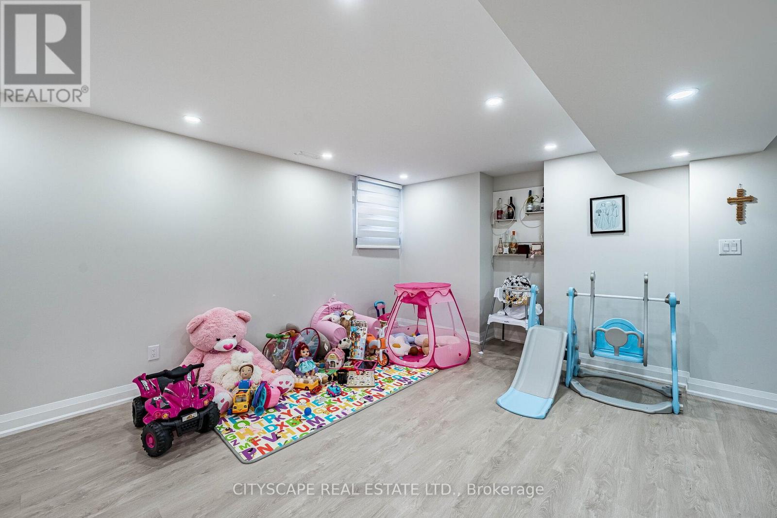 54 EZRA CRESCENT - 35