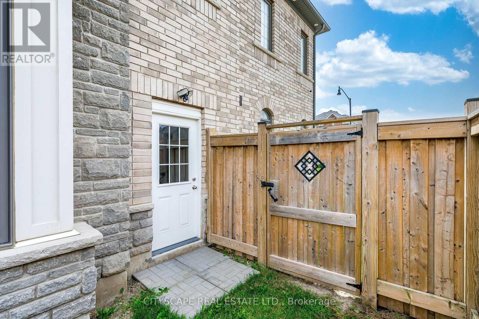 54 EZRA CRESCENT - 40