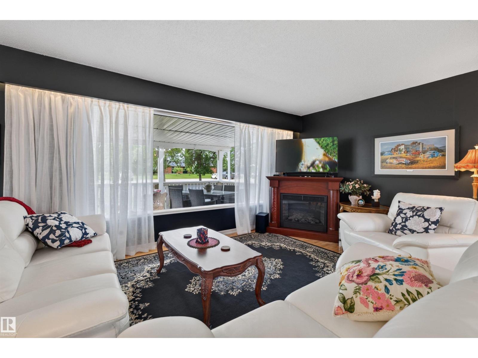 4606 52 AV — photo 16