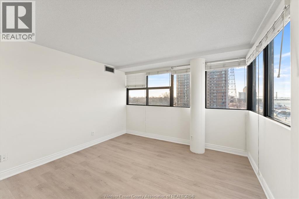 #507 515 Riverside DRIVE West - 18