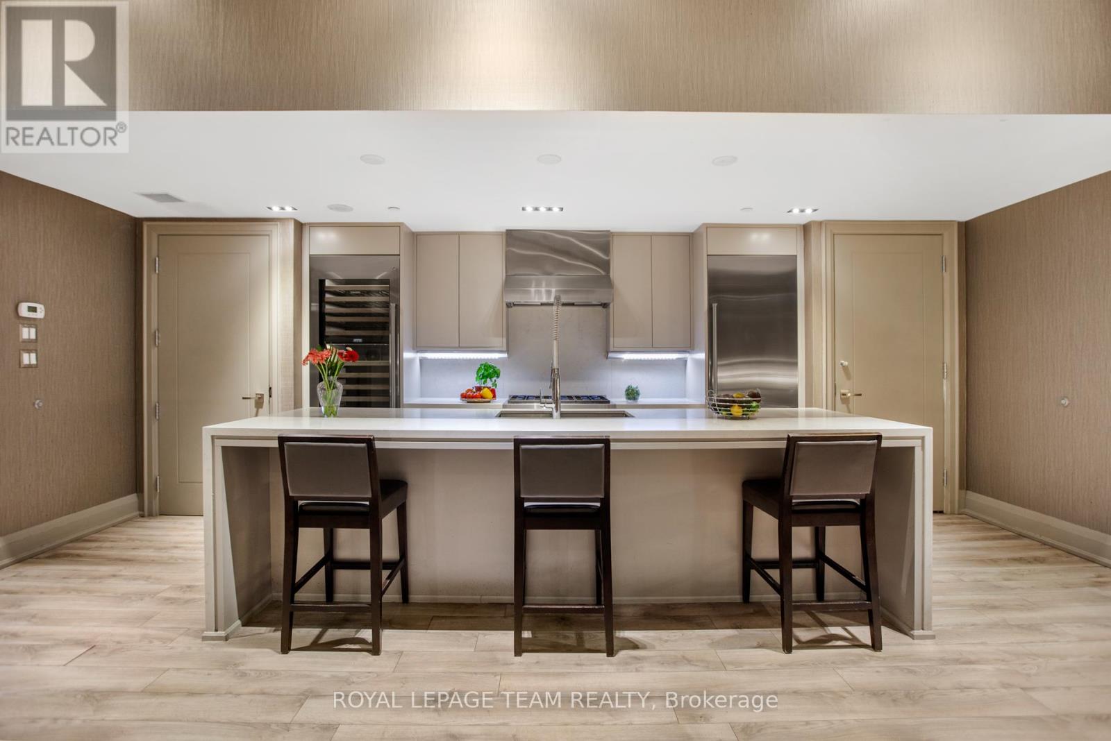 #1506 111 CHAMPAGNE AVENUE S - 33