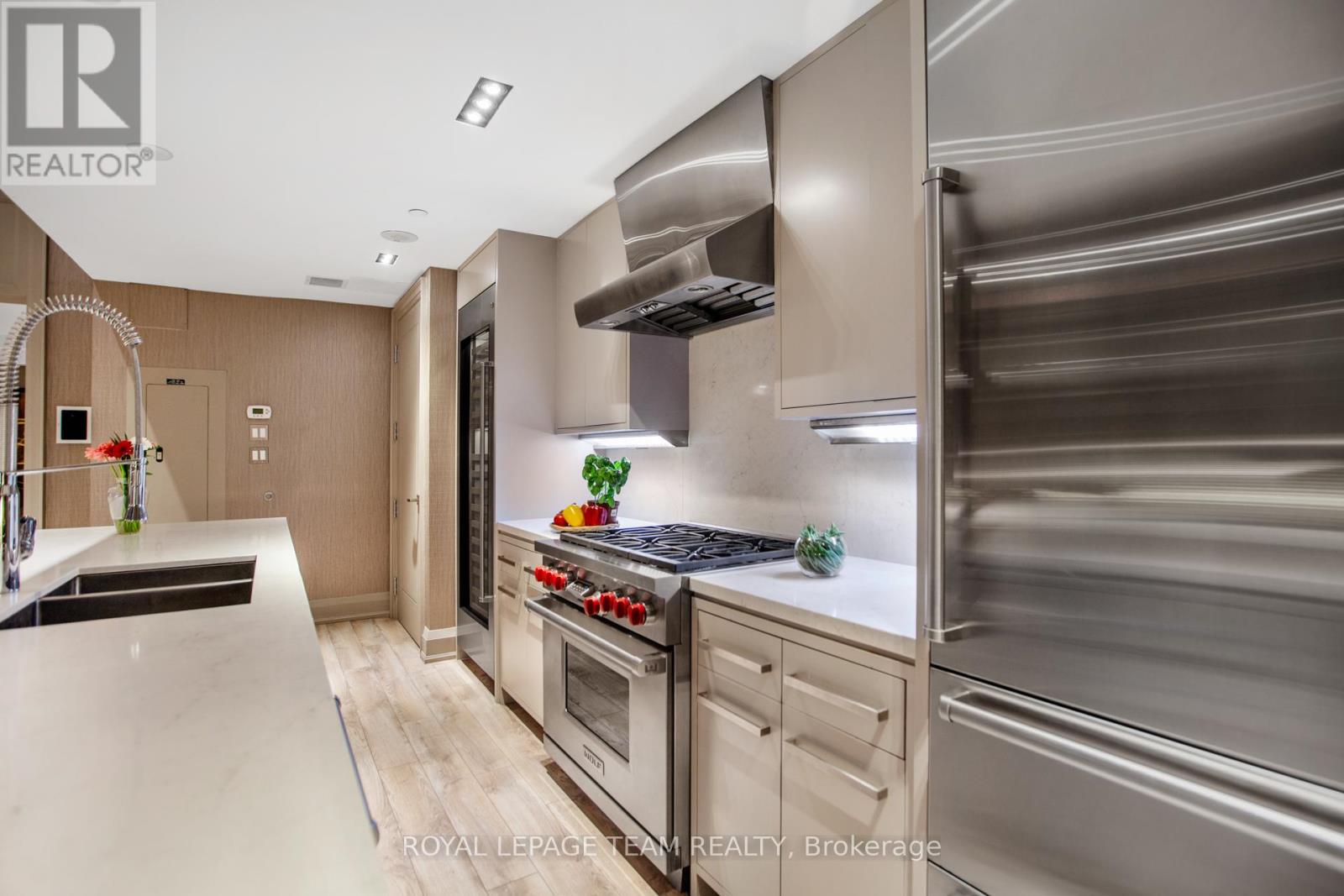 #1506 111 CHAMPAGNE AVENUE S - 34