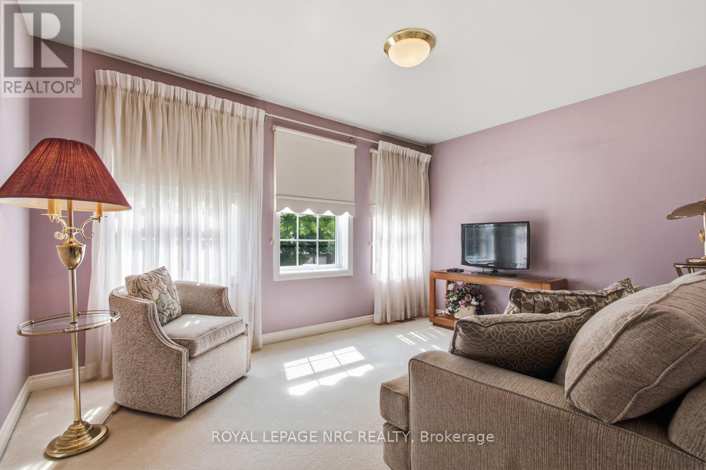 4 GREENVALE COURT - 27