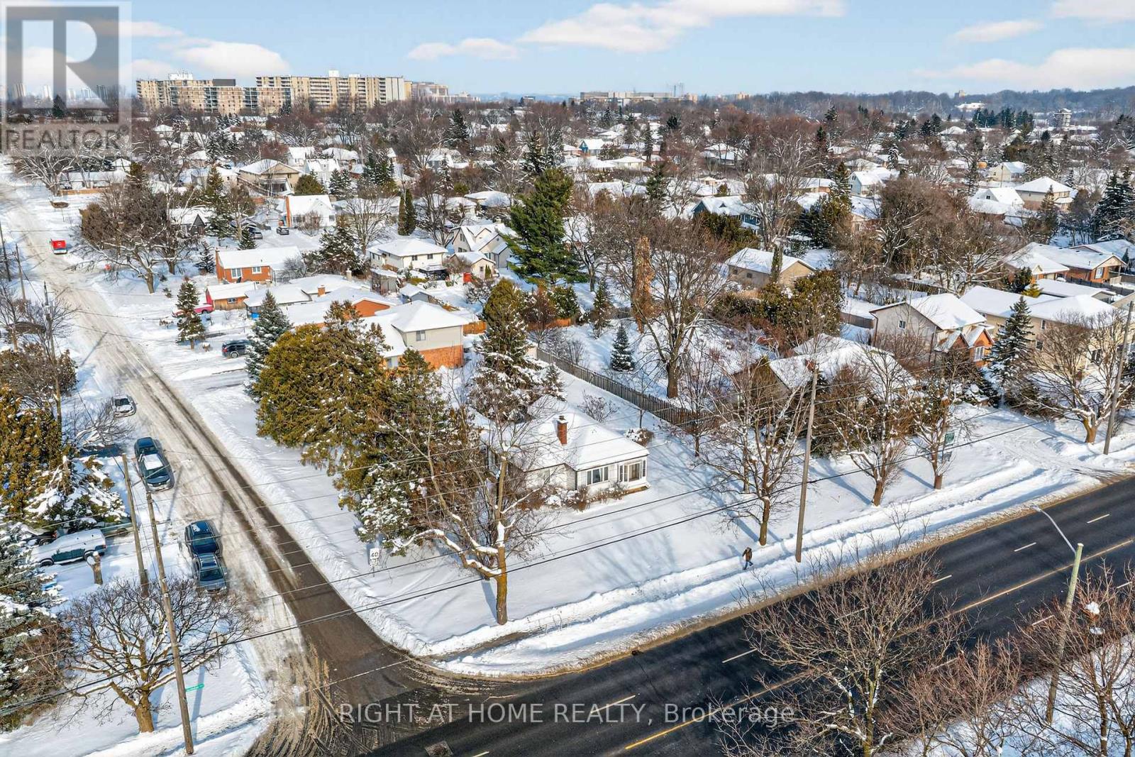 566 SOUTHDALE ROAD E Property Photo