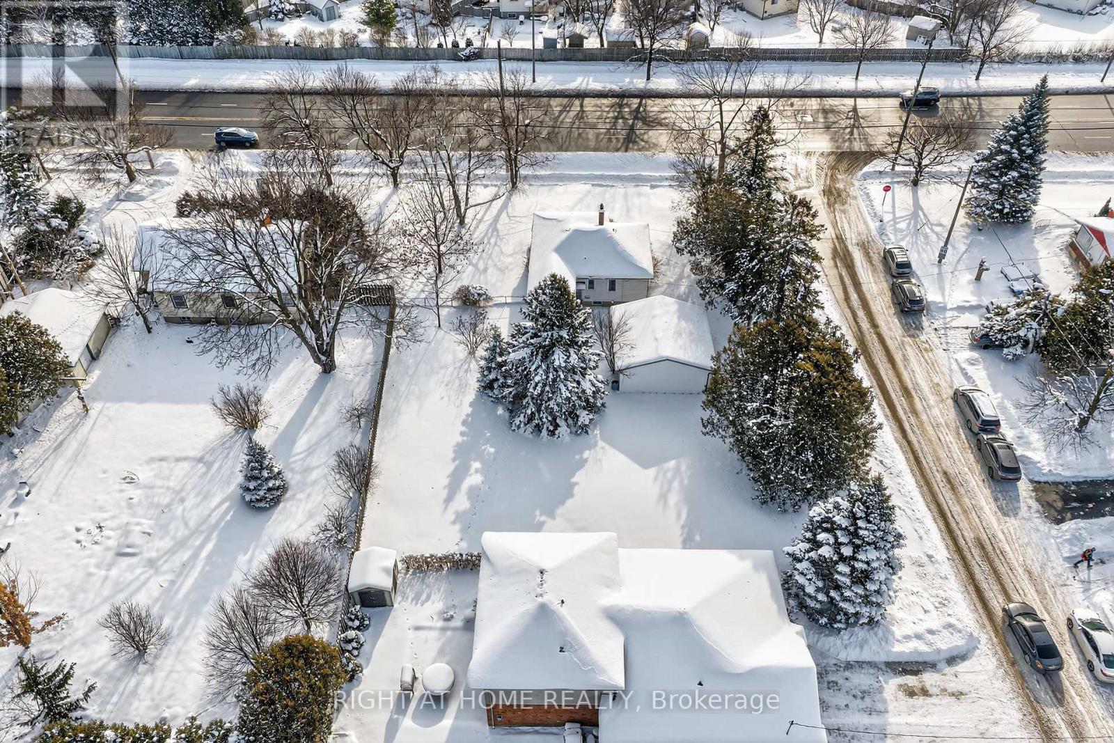 566 SOUTHDALE ROAD E Property Photo