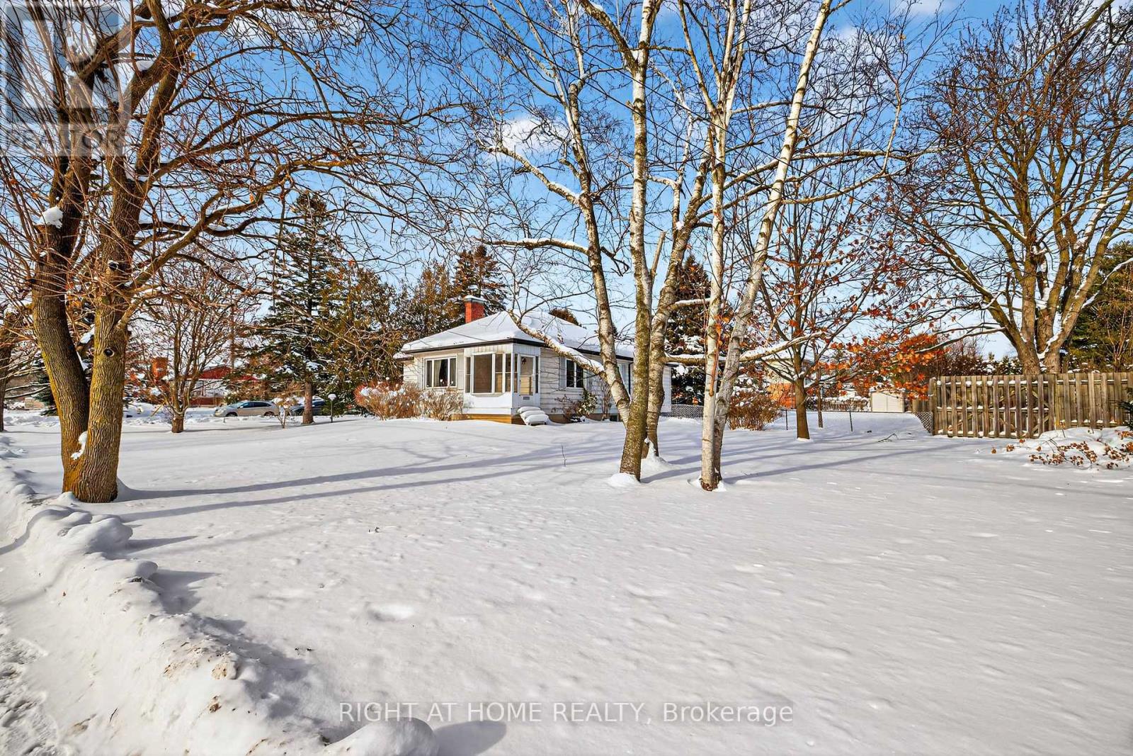 566 SOUTHDALE ROAD E Property Photo