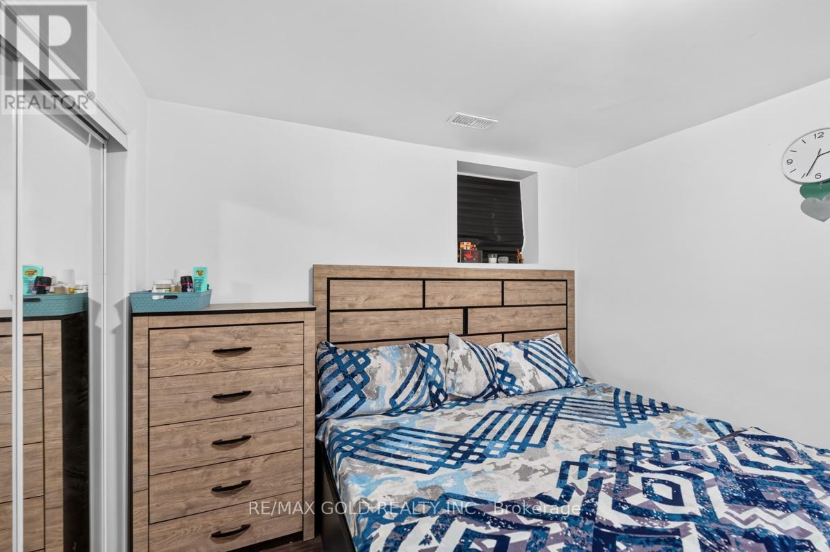 43 ALABASTER DRIVE - 35