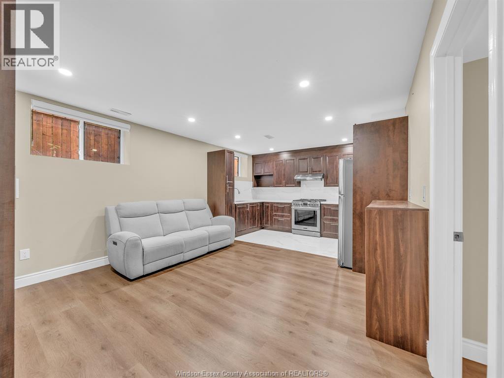 3000 MCROBBIE CRESCENT - 36