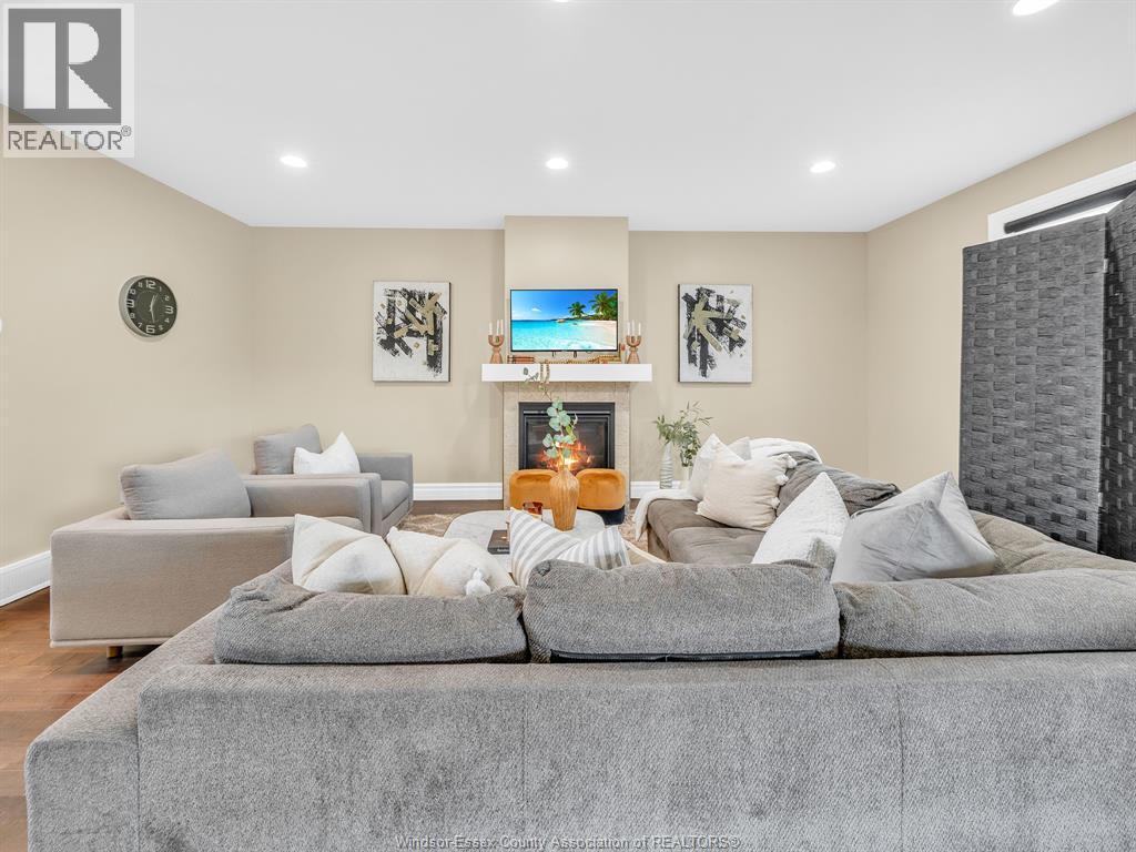 3000 MCROBBIE CRESCENT - 23