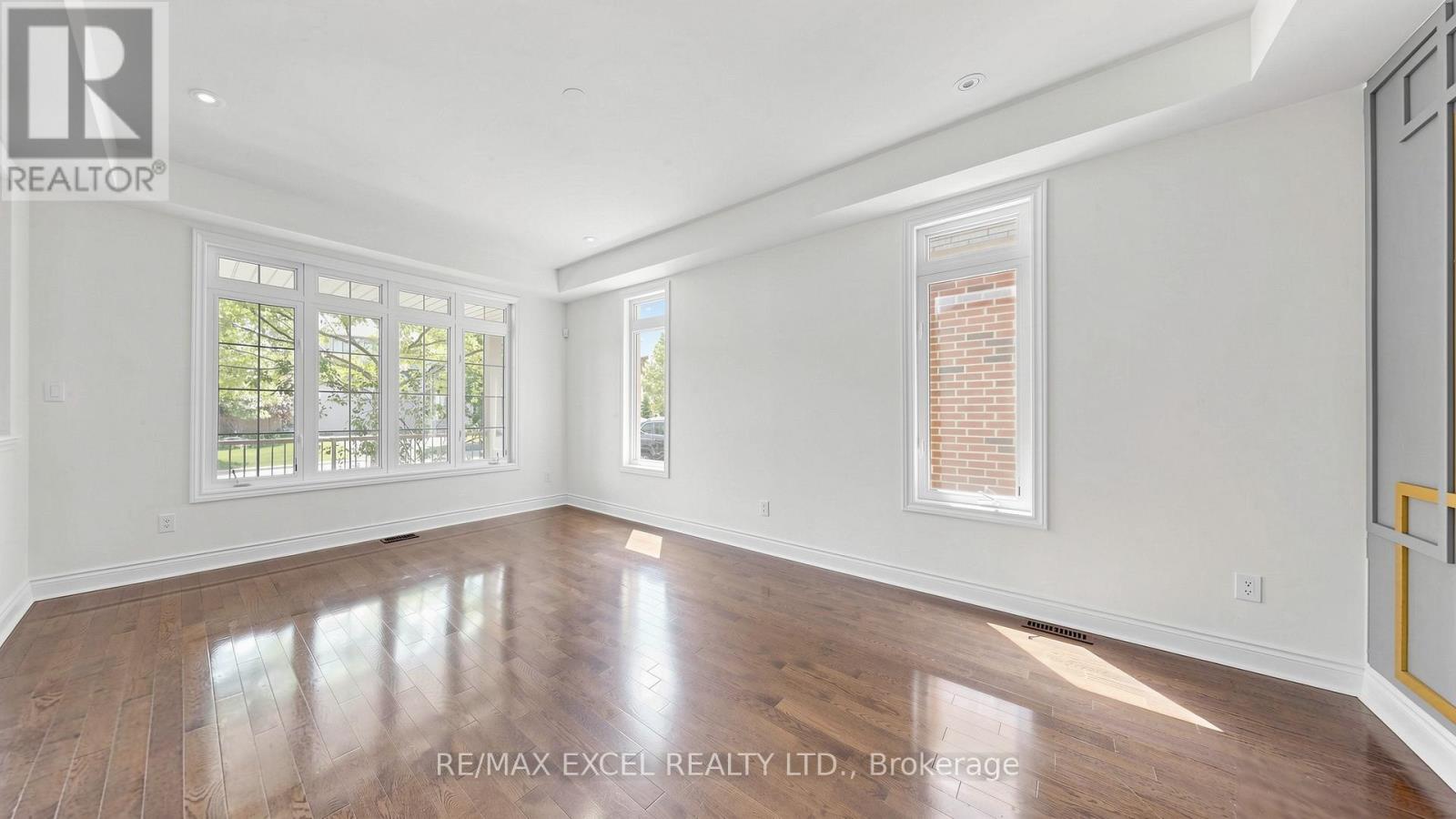 1062 BLACKHALL CRESCENT - 4