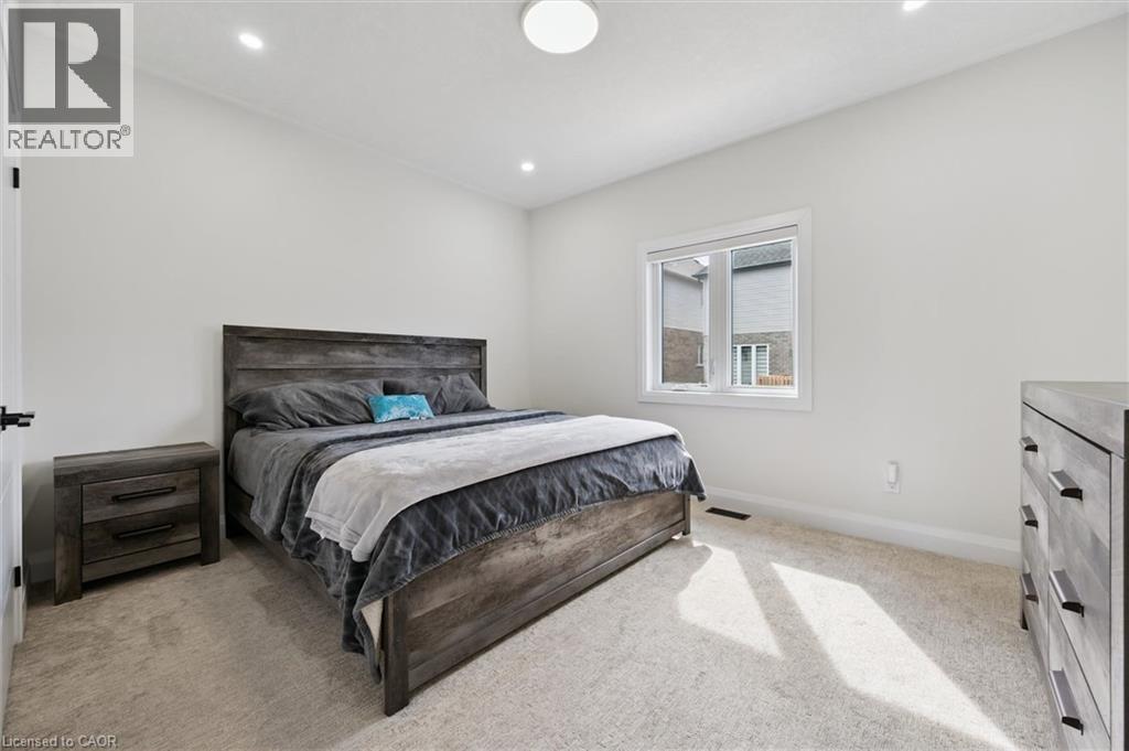 552 NATHALIE Crescent - Image 32