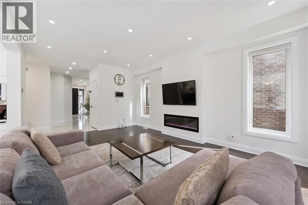 552 NATHALIE Crescent - Image 12
