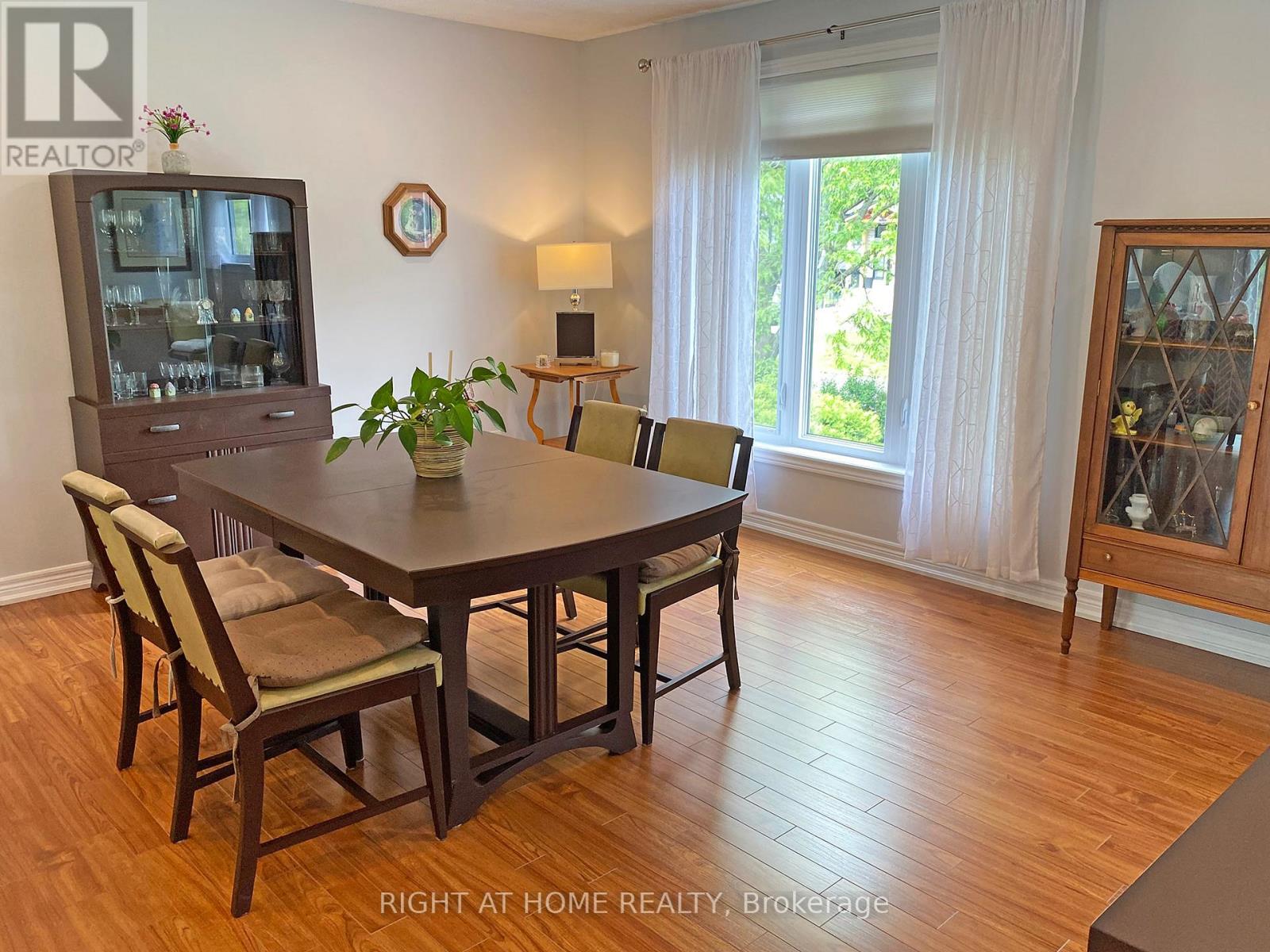 10 MUNRO STREET - 12