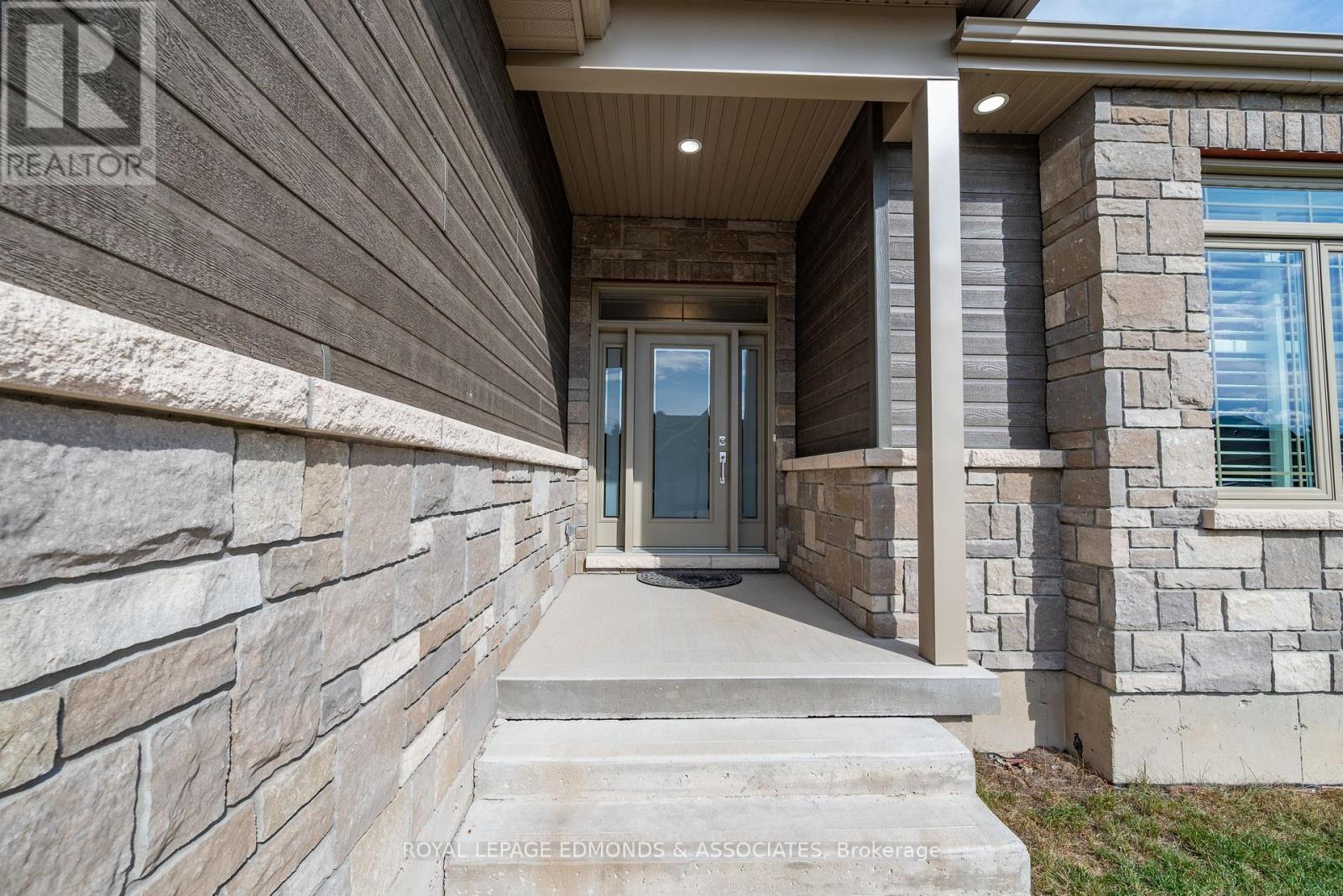 517 SYDENHAM STREET - 2