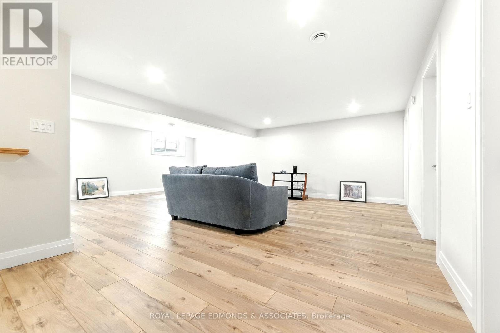 517 SYDENHAM STREET - 36