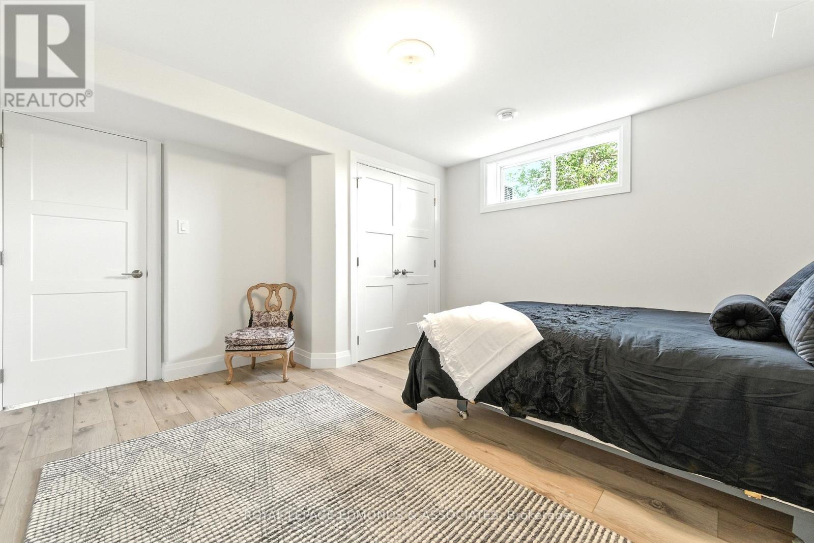 517 SYDENHAM STREET - 40