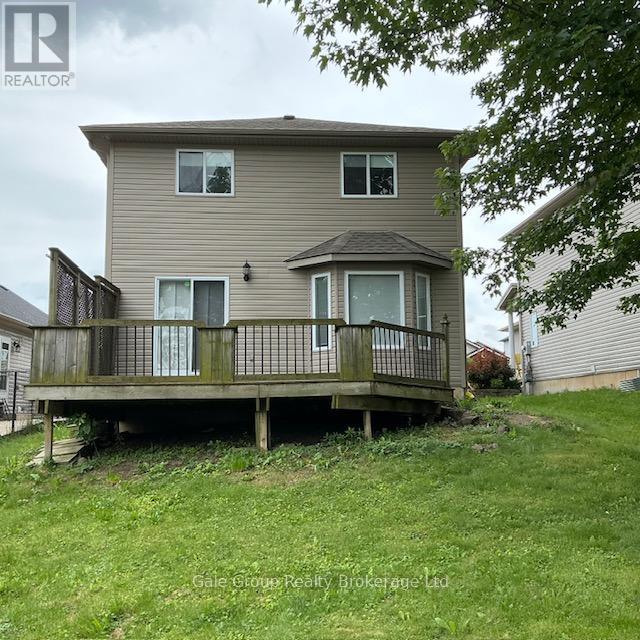 61 KERR CRESCENT - 2