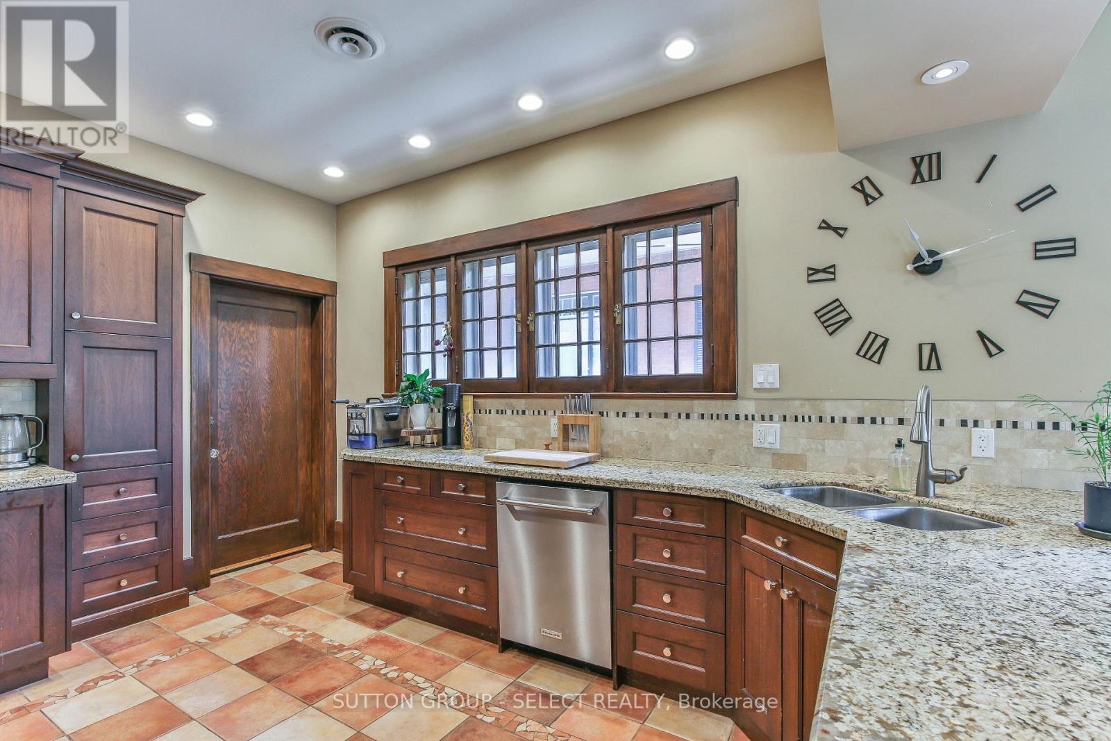 272 HURON STREET - 9