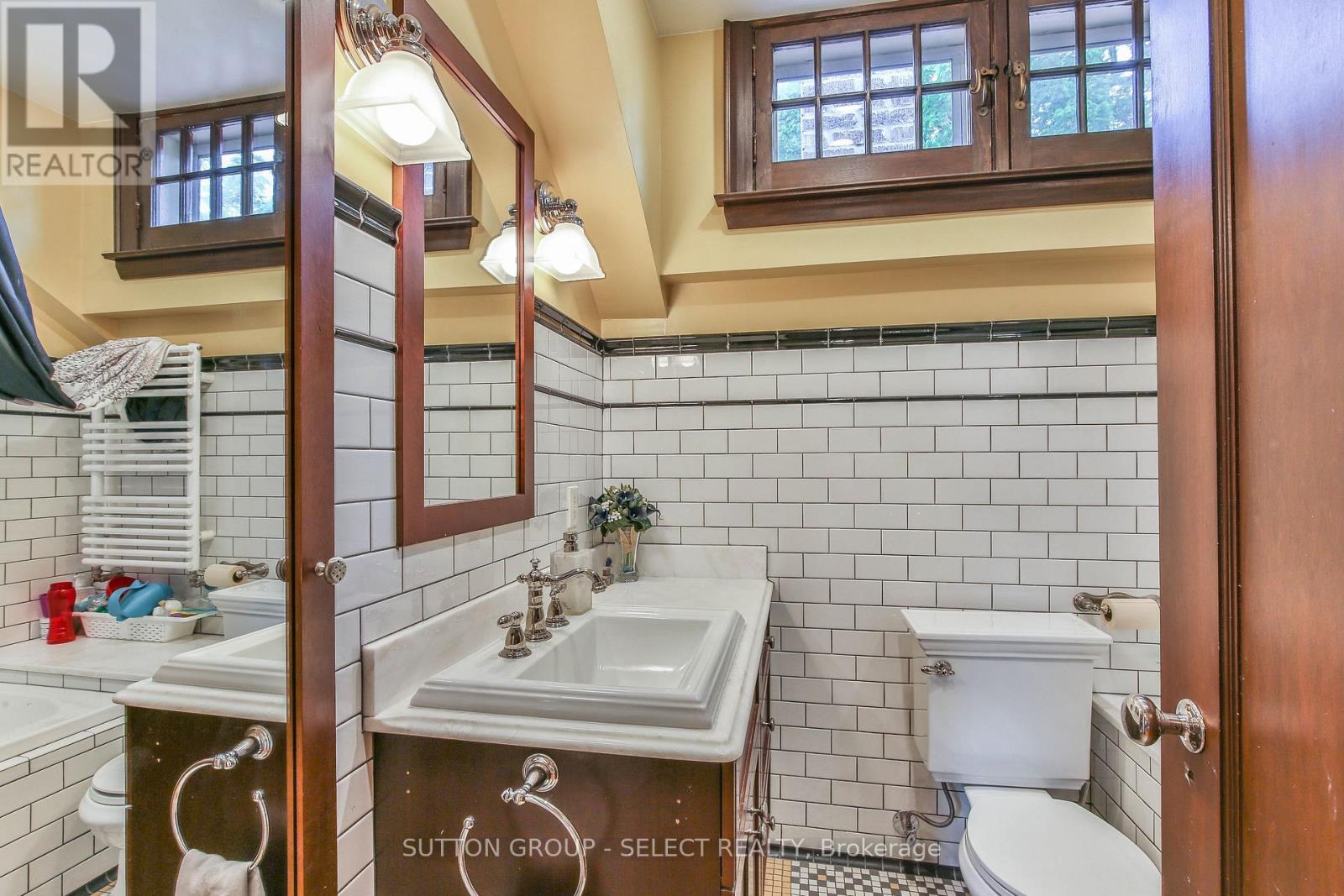272 HURON STREET - 27