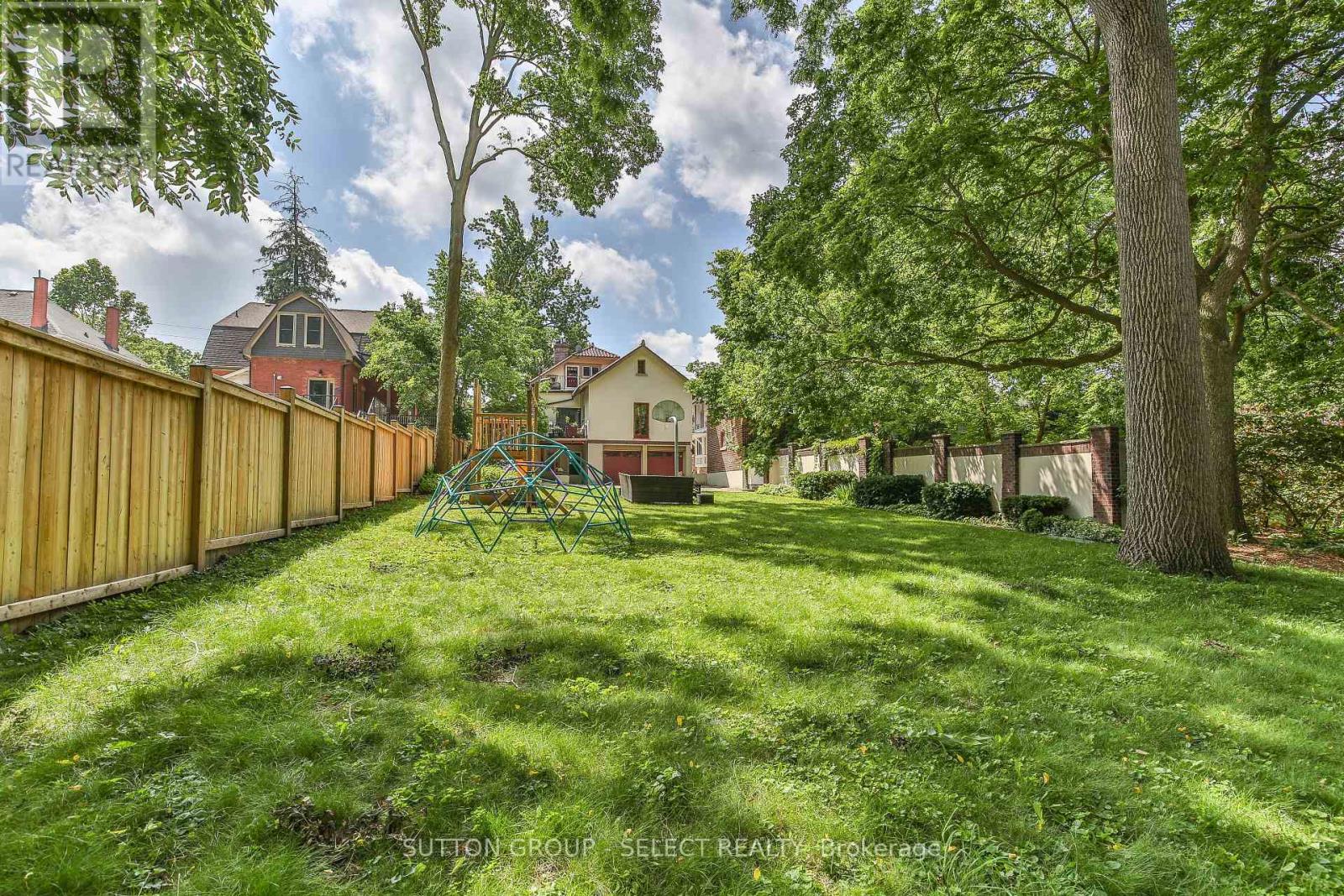 272 HURON STREET - 39