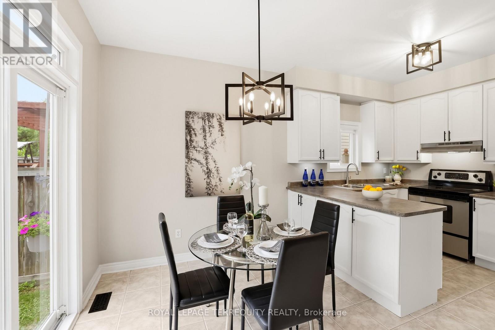 8 SINDEN DRIVE - 22