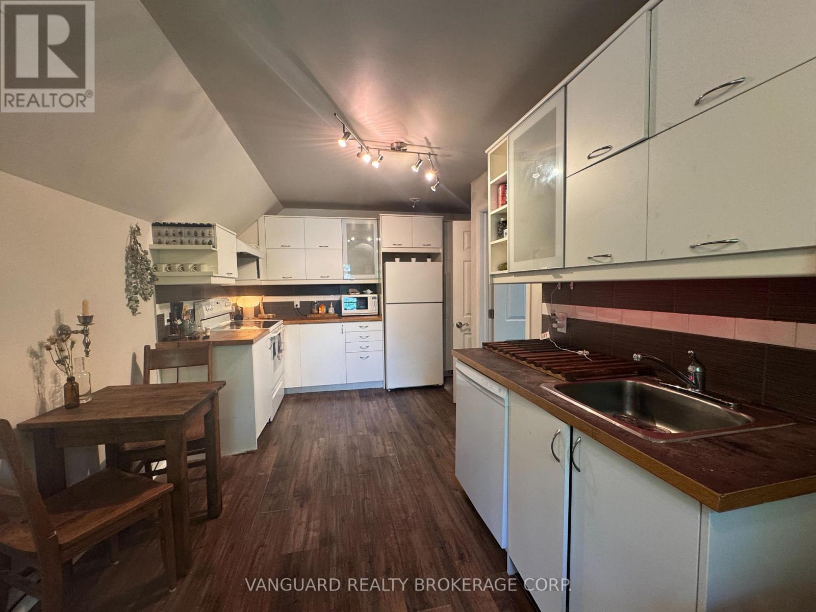76 WELLINGTON STREET - 21