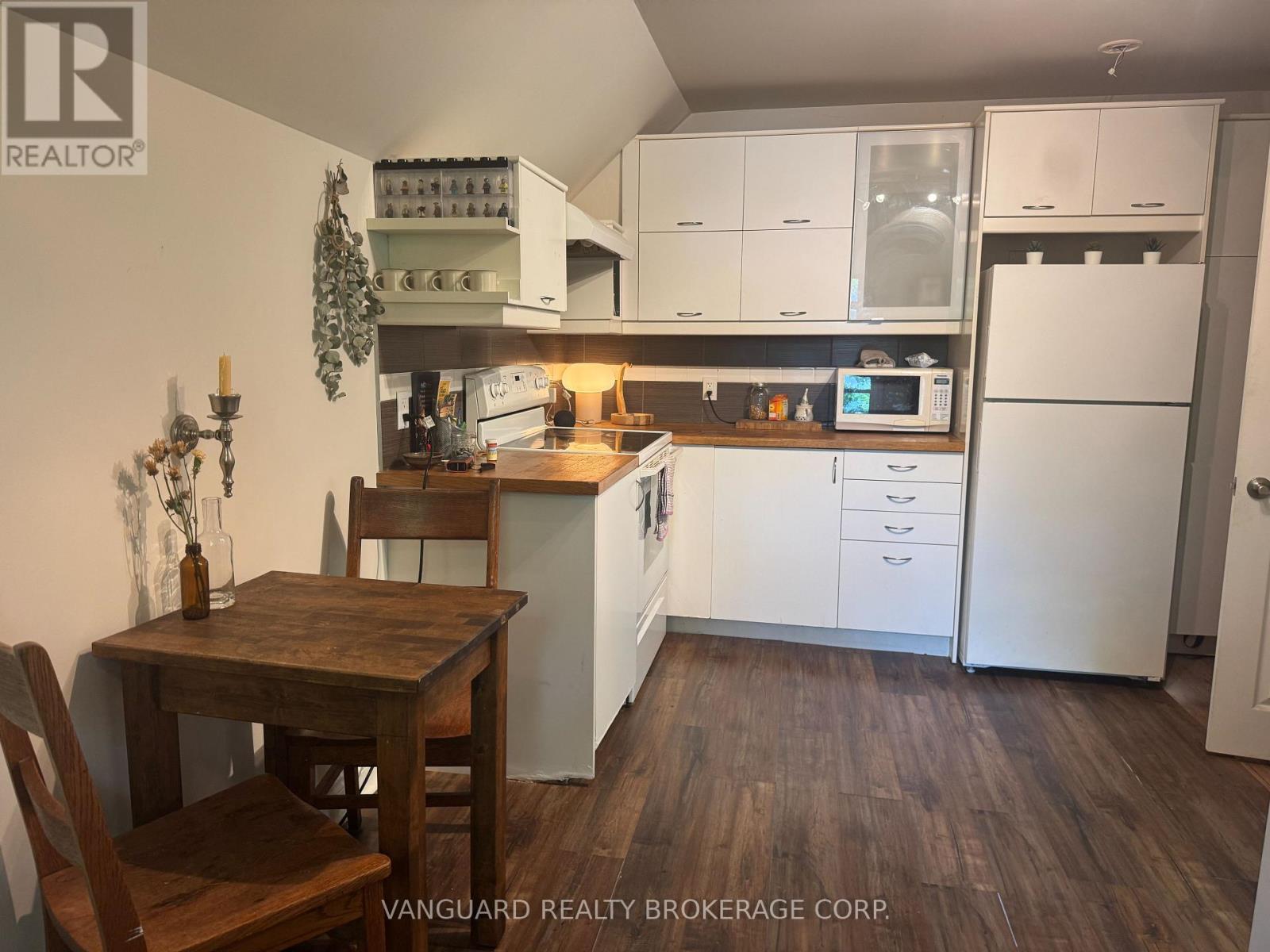 76 WELLINGTON STREET - 22