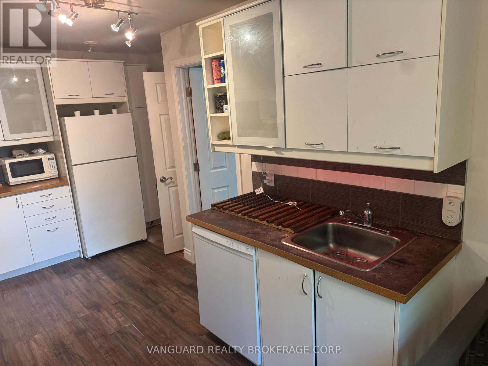 76 WELLINGTON STREET - 23