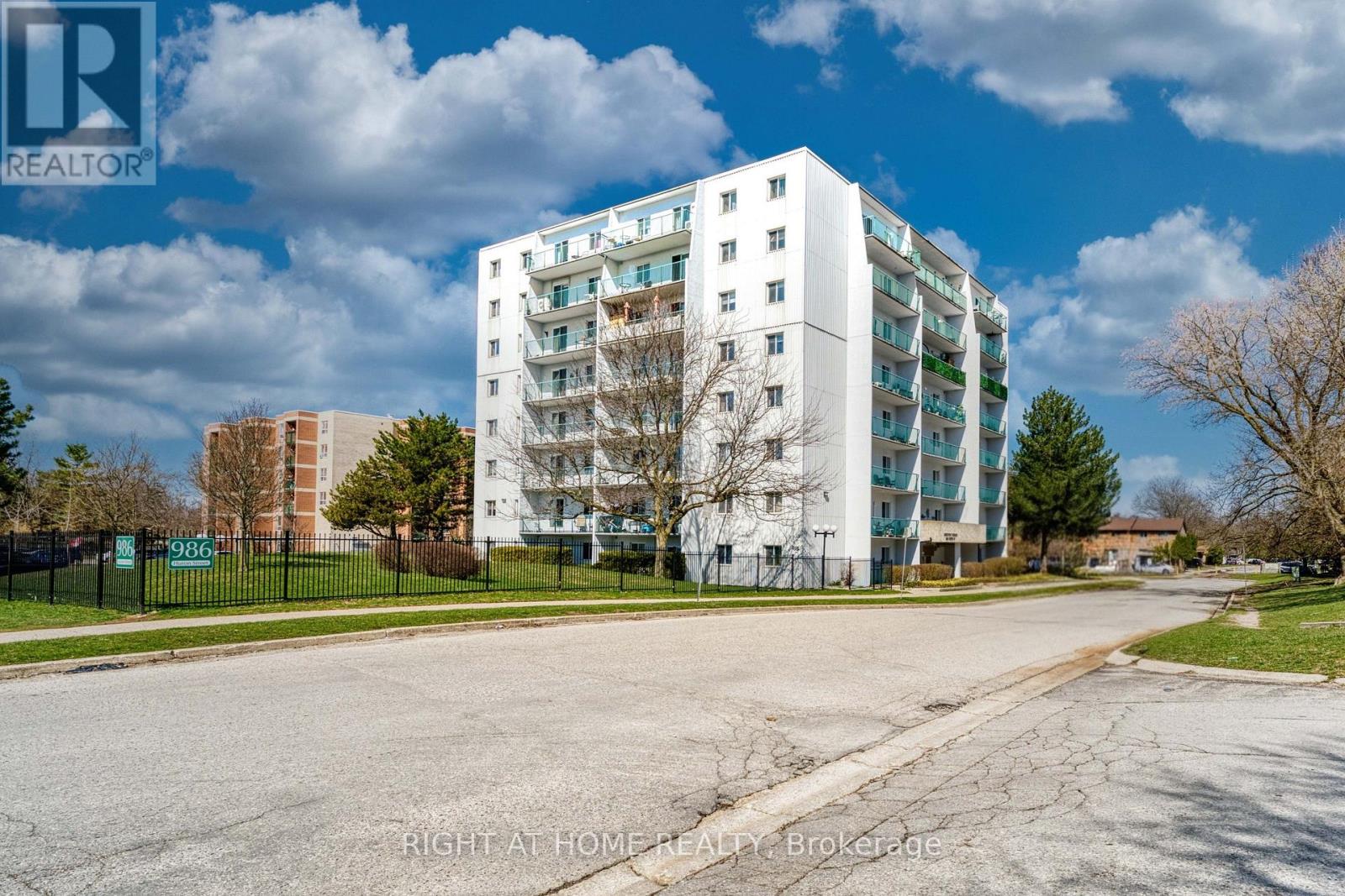 #401 986 HURON STREET - 1