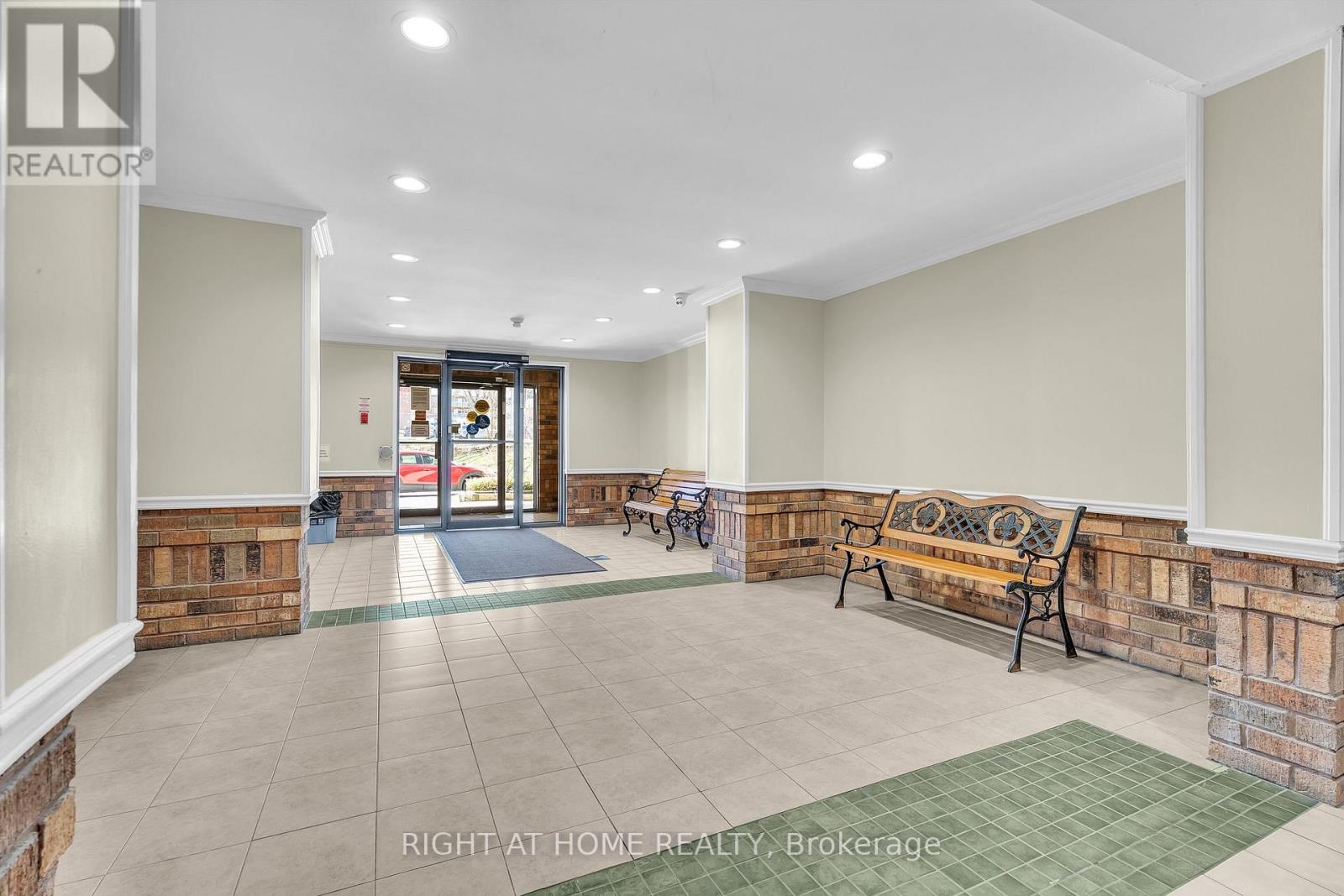 #401 986 HURON STREET - 33