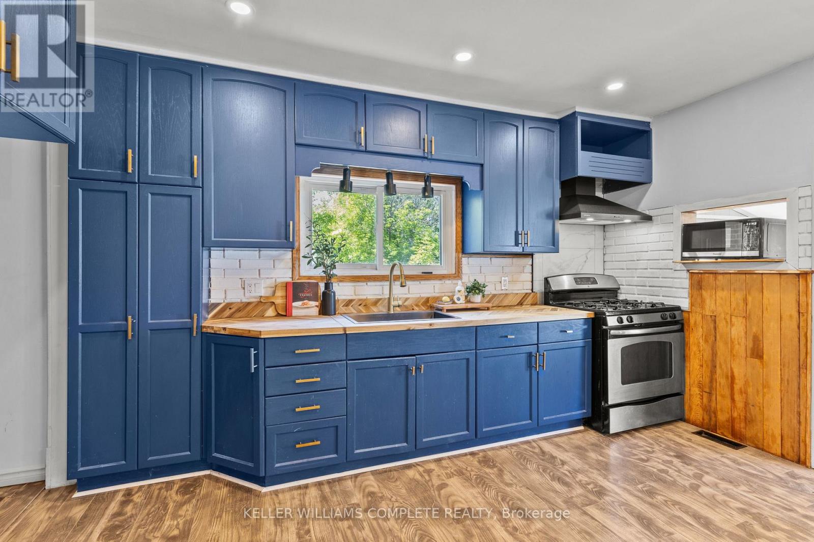 10 MONCK STREET - 12