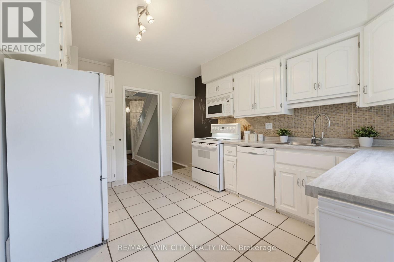 85 BARRIE STREET - 11