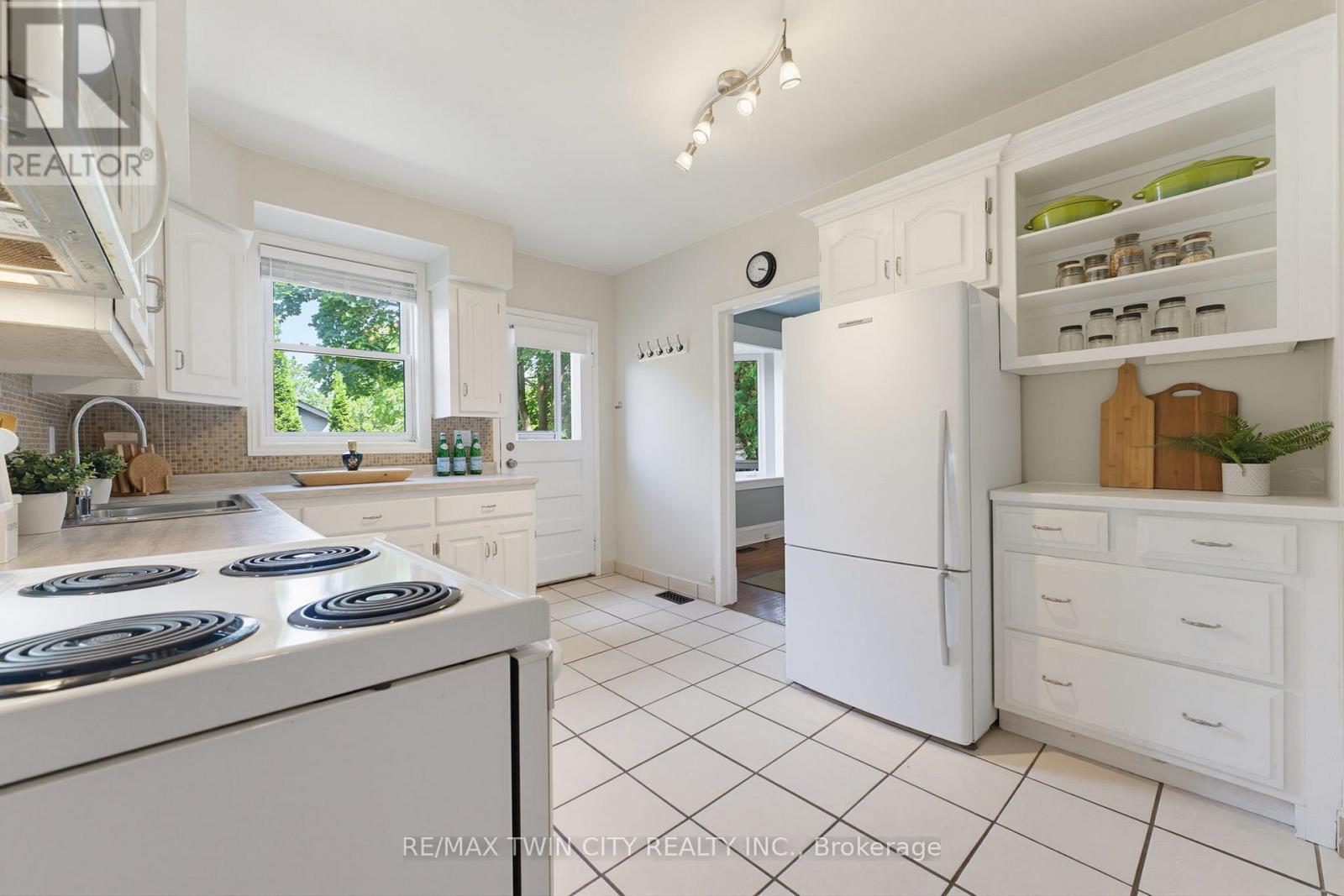 85 BARRIE STREET - 14