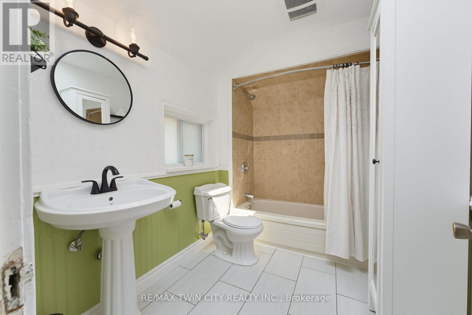 85 BARRIE STREET - 18