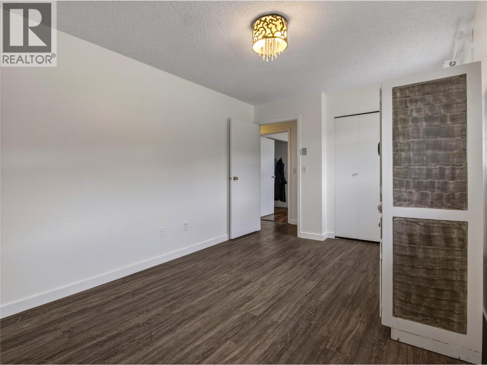 271 Middle Bench Road S - 16