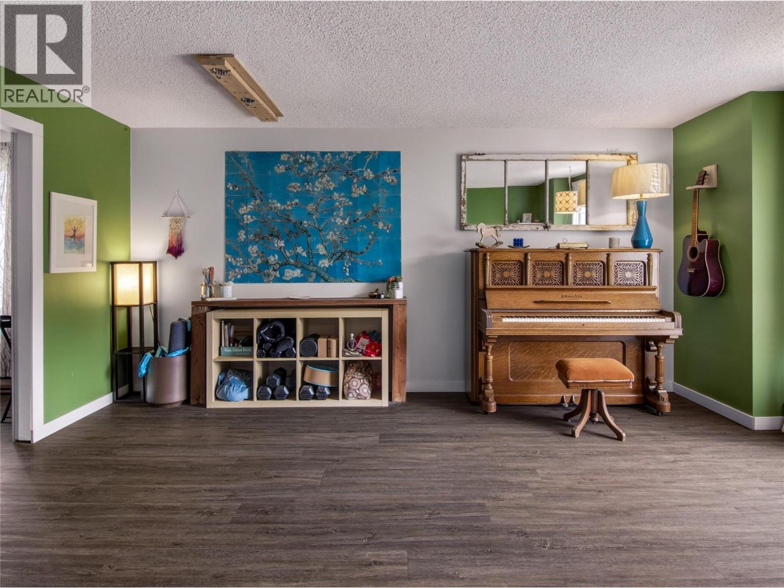 271 Middle Bench Road S - 12