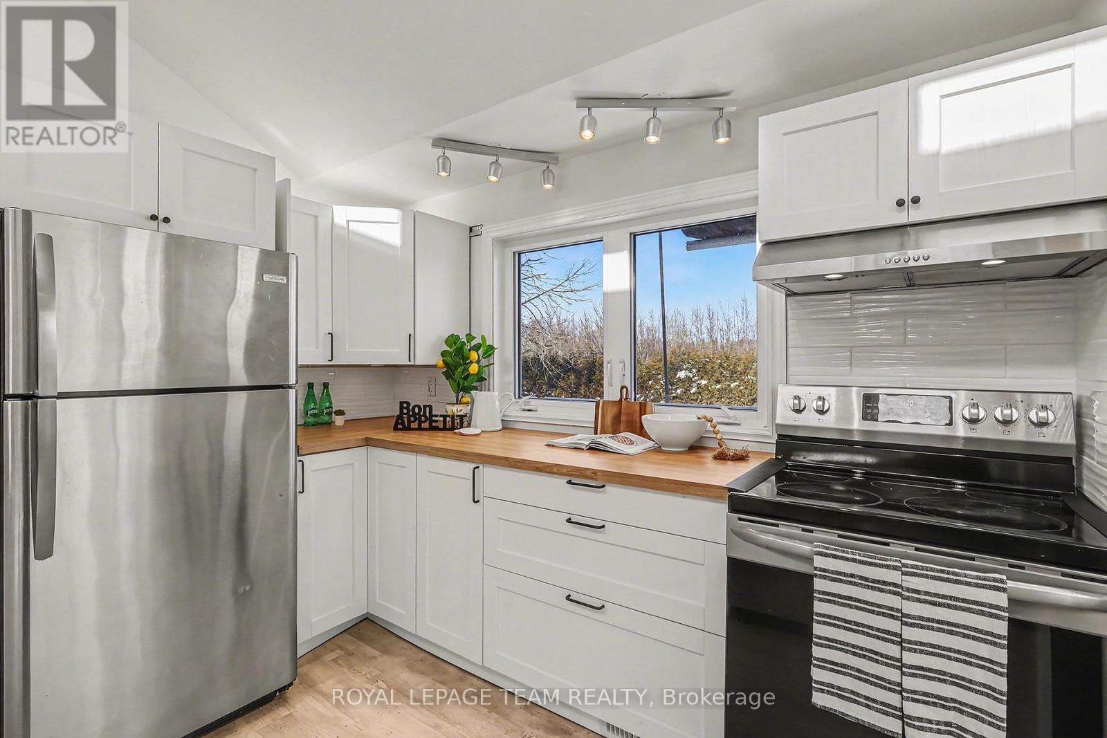 237 QUEEN WEST STREET - 12
