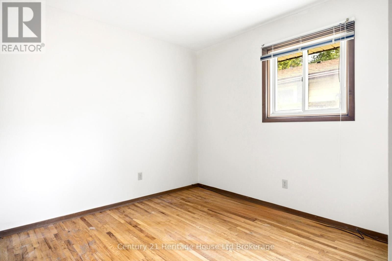 34 DUDLEY CRESCENT - 13