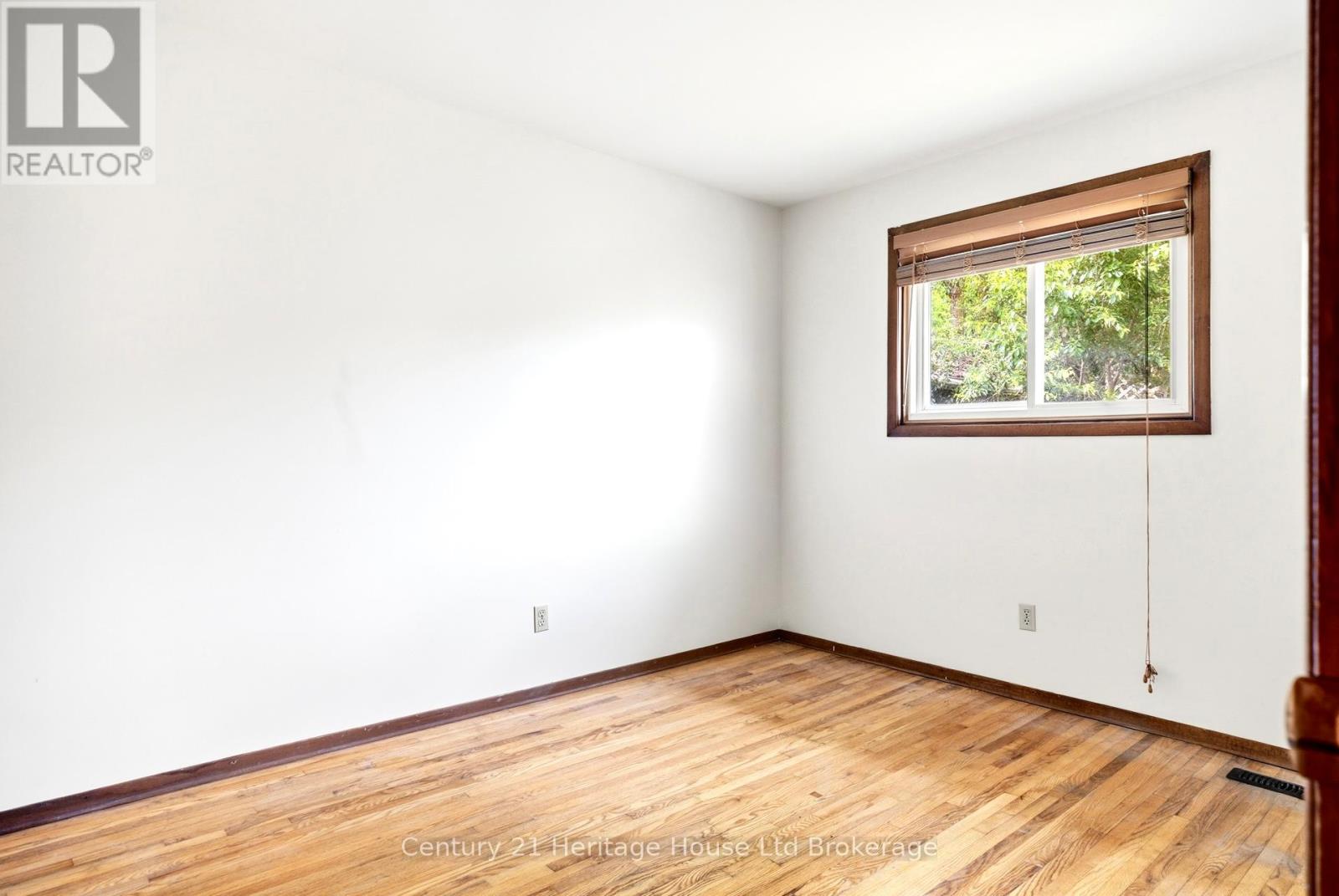 34 DUDLEY CRESCENT - 14
