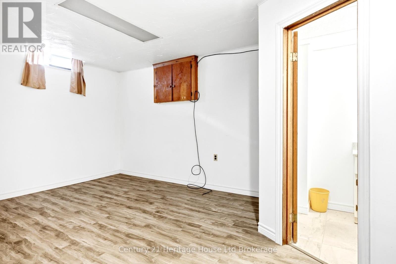 34 DUDLEY CRESCENT - 17