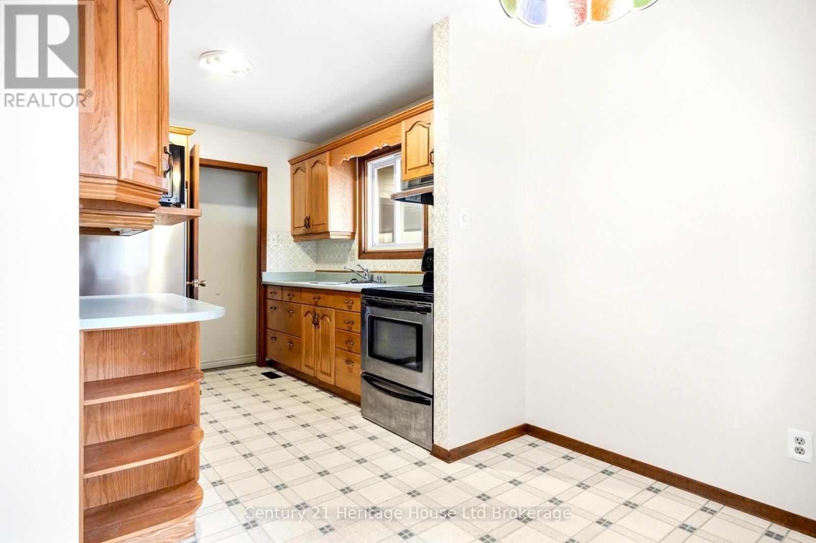 34 DUDLEY CRESCENT - 8