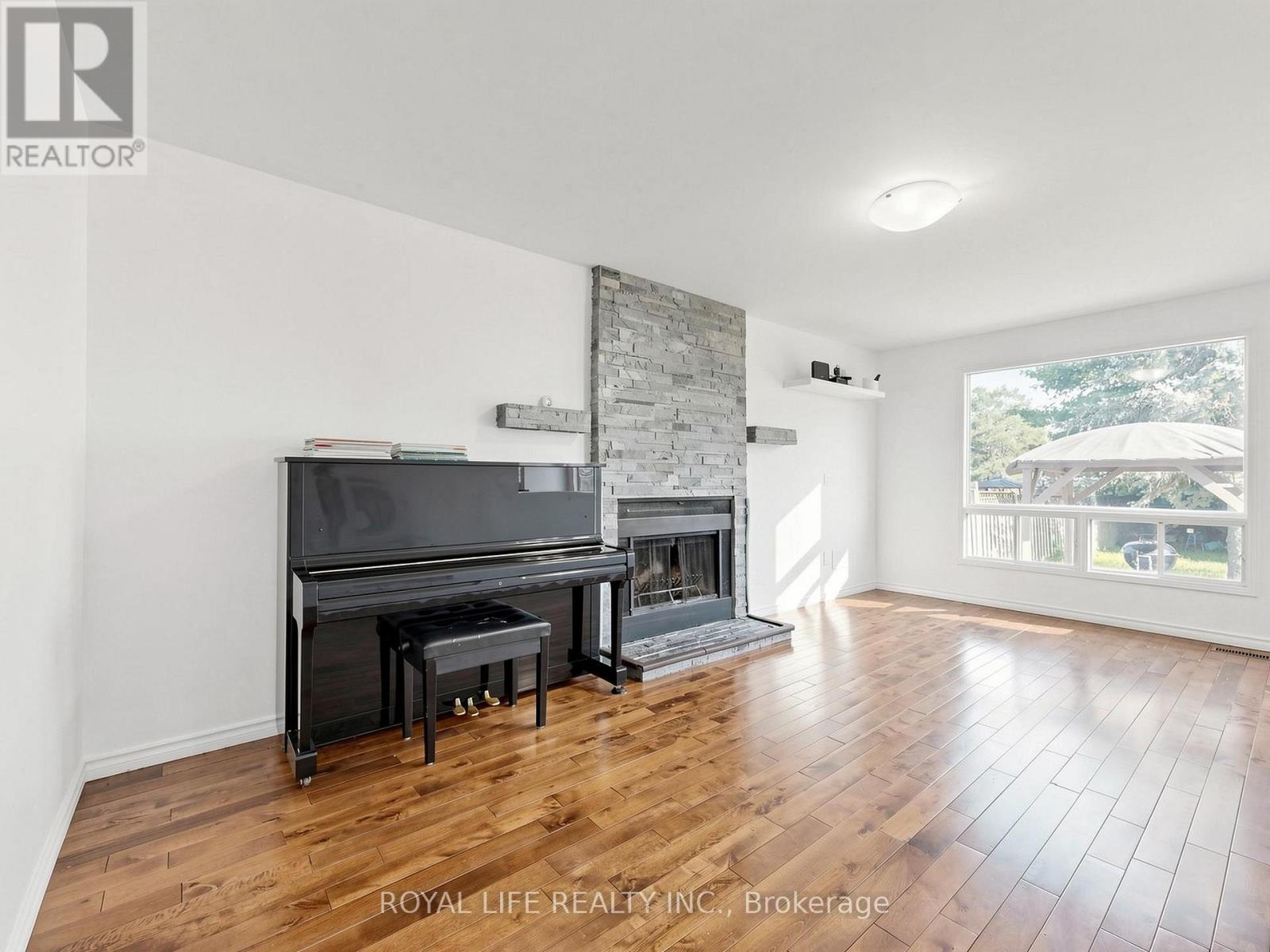 985 LINDEN STREET - 15