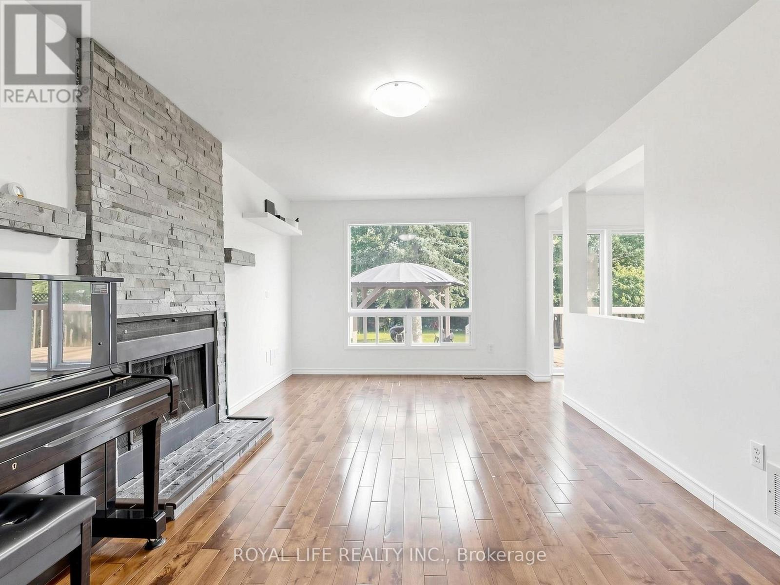 985 LINDEN STREET - 16