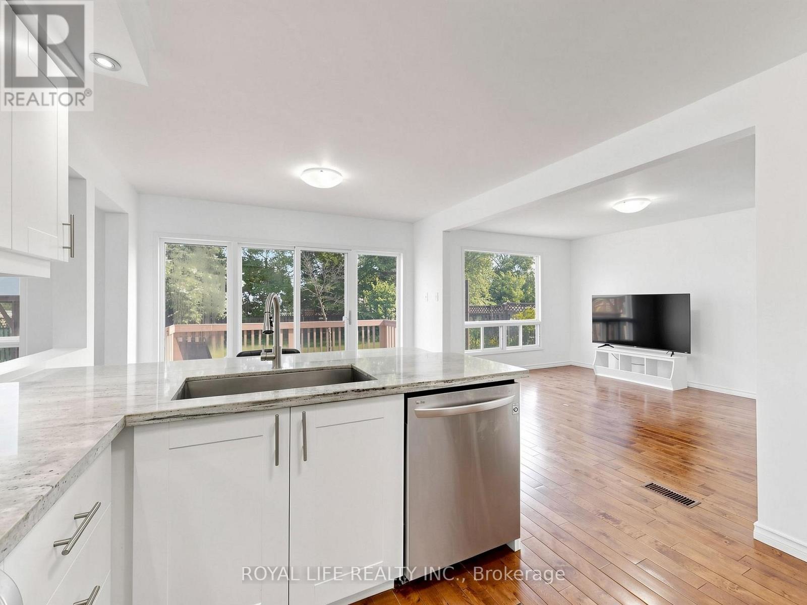 985 LINDEN STREET - 12